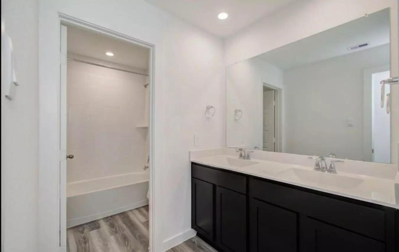 2911 Crown Gate Drive, Houston, TX 77047 photo 4