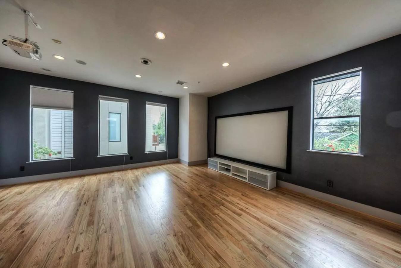 Well-maintained Union Square Beauty With Skyline Views photo 3