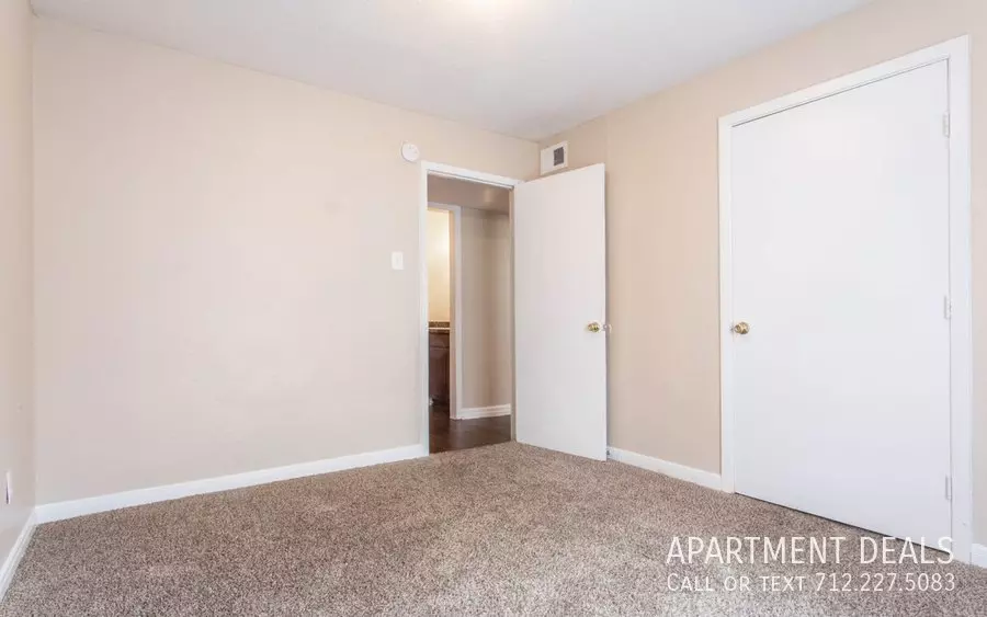 418 South Bender Avenue, Humble, TX 77338 photo 2