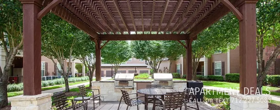 8336 N Sam Houston Pkwy photo 4