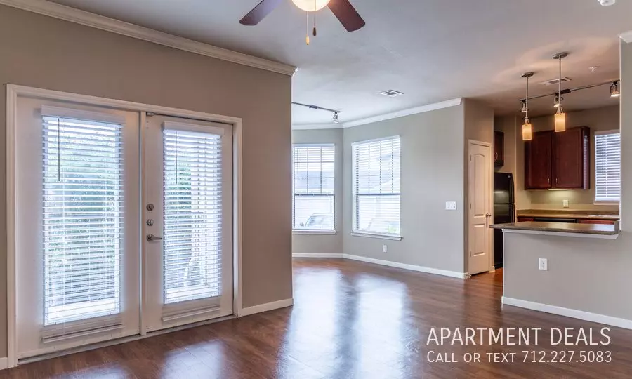 9656 N Sam Houston Pkwy photo 2