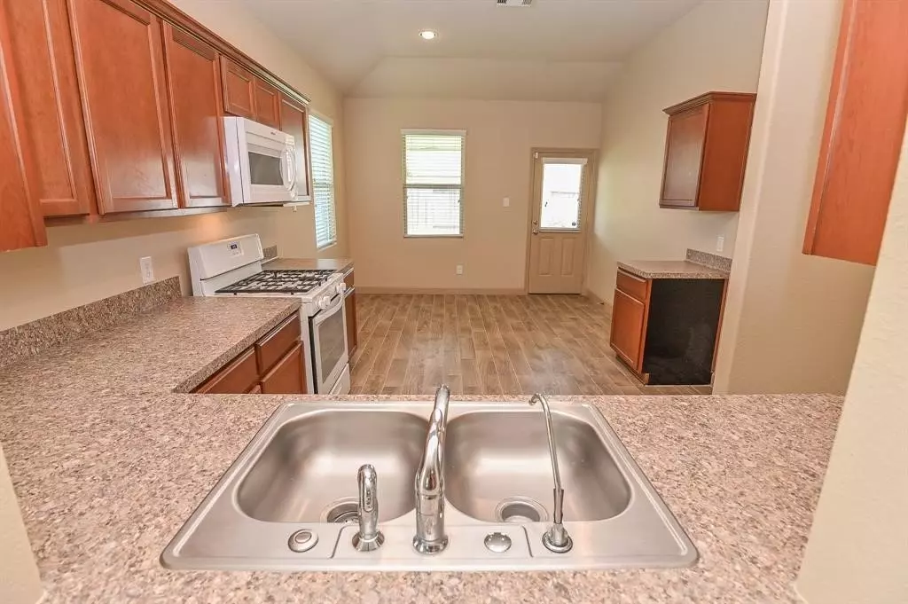 5502 Floral Valley Lane, Katy, TX 77449 photo 3