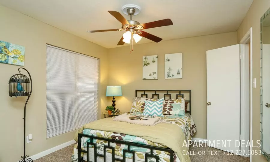2112 Shadow Rock Drive, Kingwood, TX 77339 photo 2
