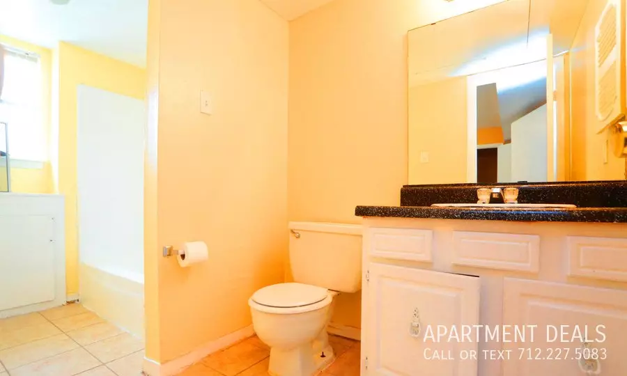 1032 South 6th Street, La Porte, TX 77571 photo 2