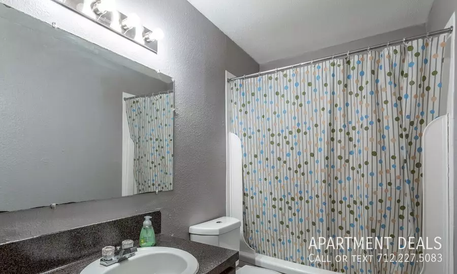 3036 South Broadway Street, La Porte, TX 77571 photo 2