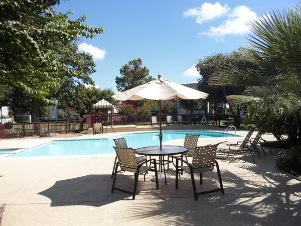 Raintree Apartments photo 5