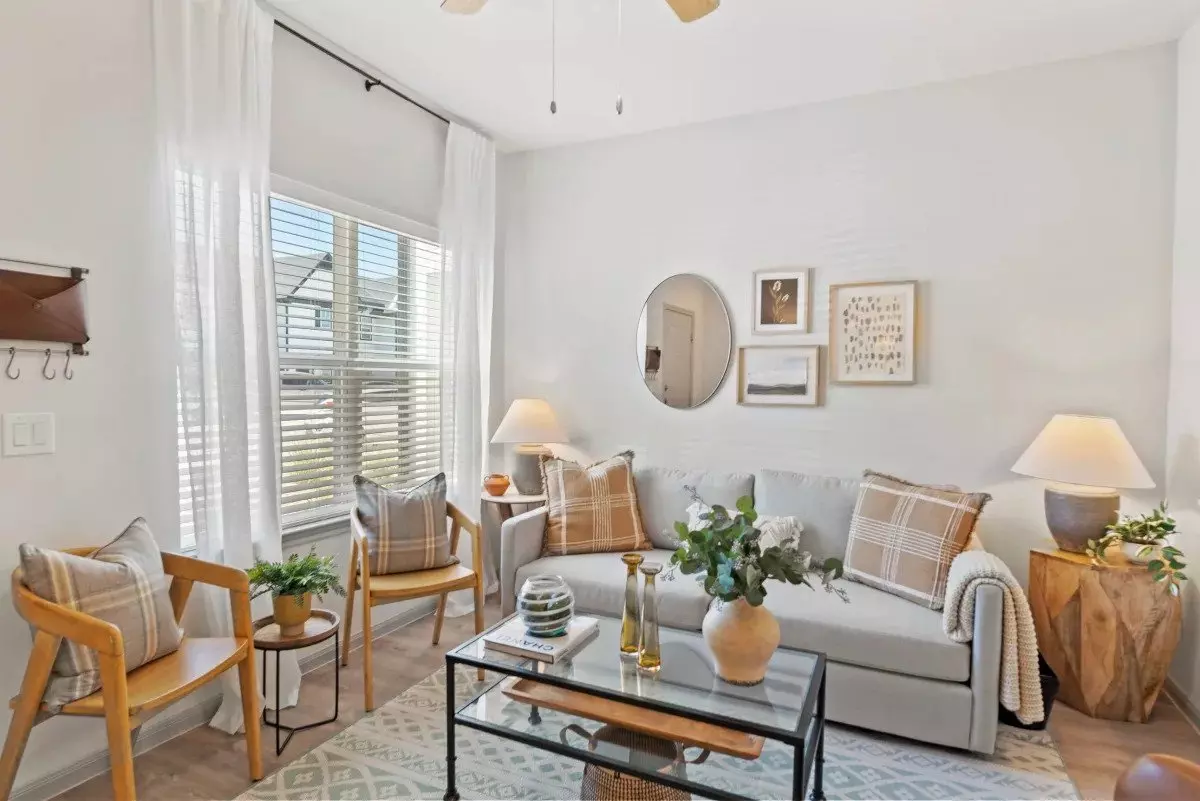 1100 Halsey Dr photo 2