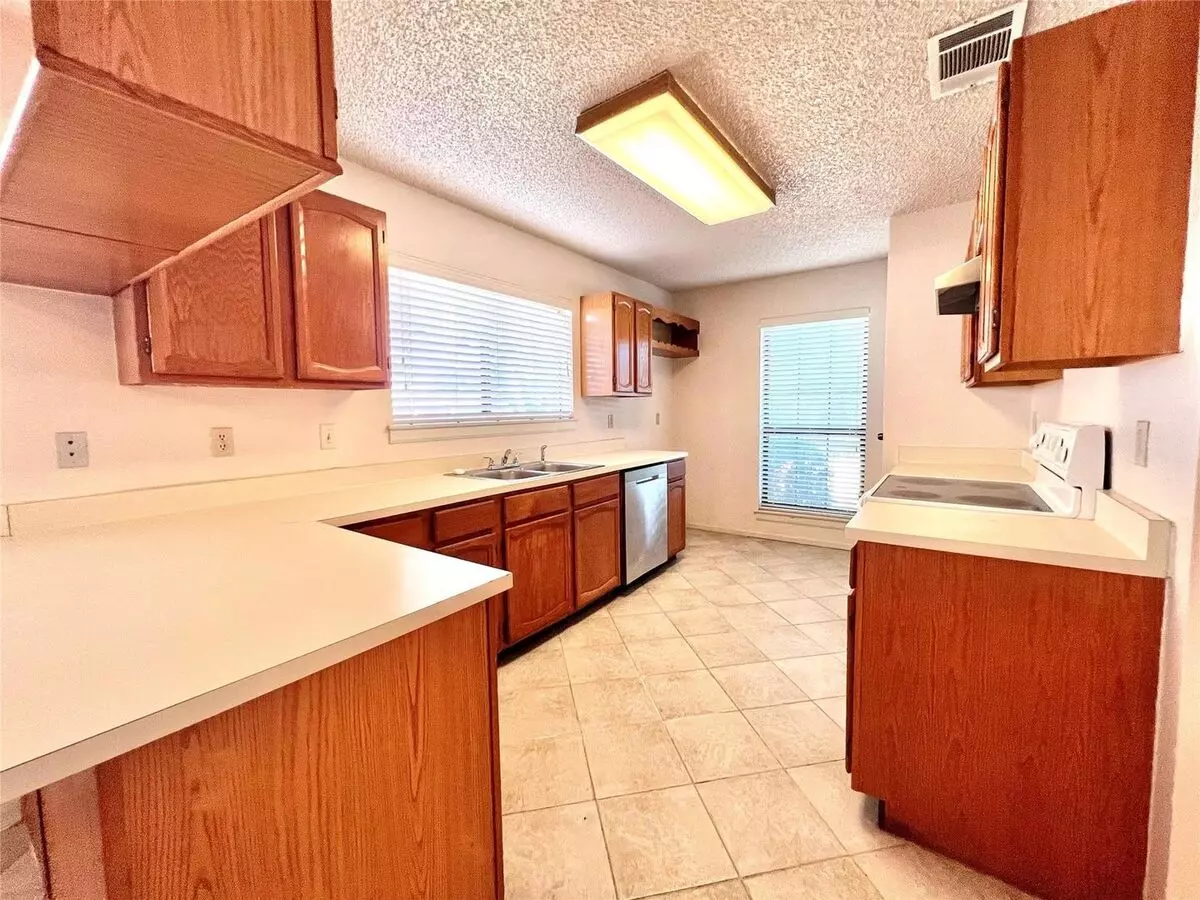 409 Kirkwood Drive, Lewisville, TX 75067 photo 3