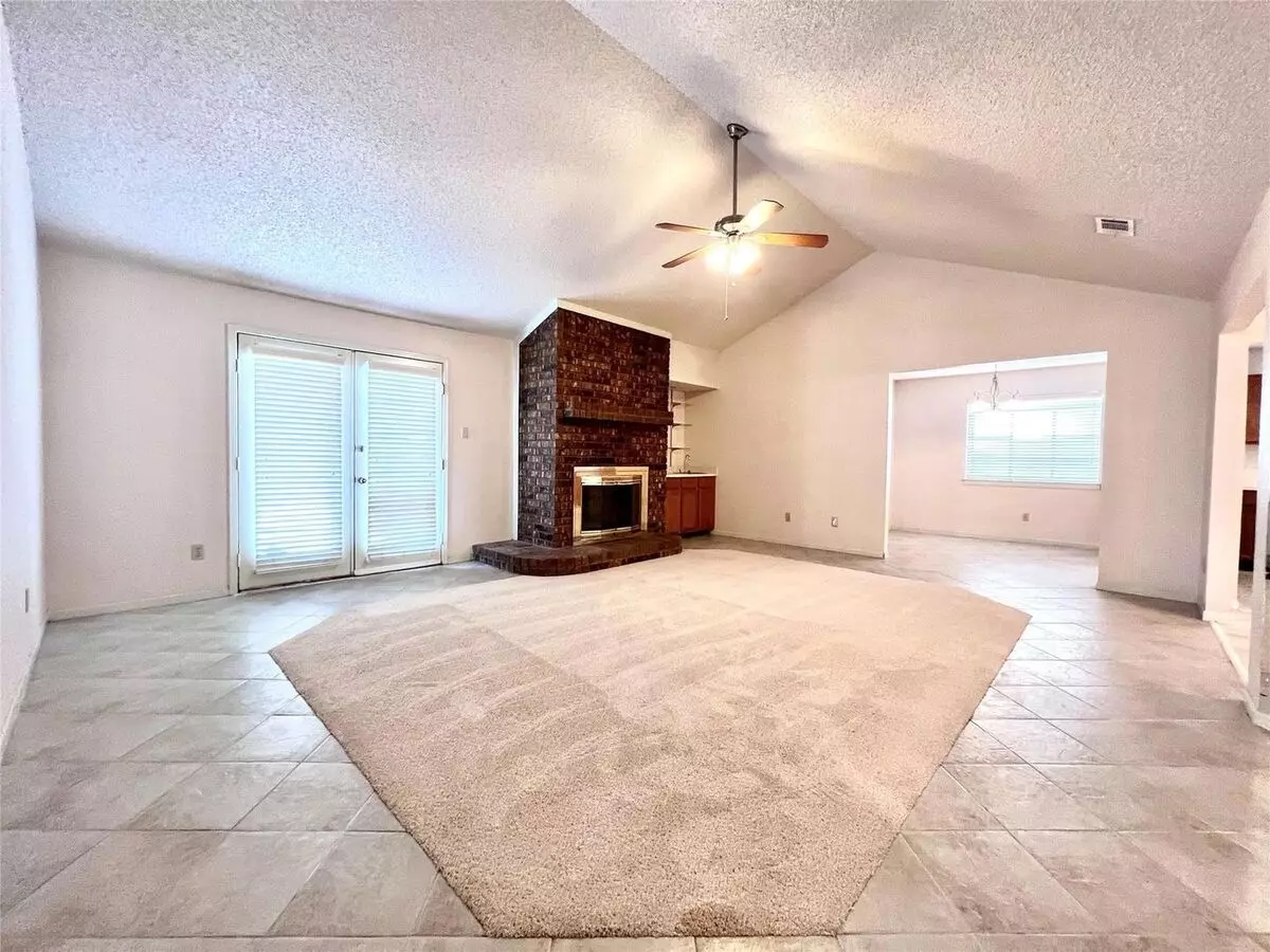 409 Kirkwood Drive, Lewisville, TX 75067 photo 4
