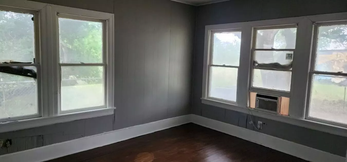 House + 0.5 acres for Lease In Manor photo 4