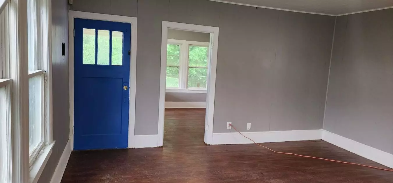 House + 0.5 acres for Lease In Manor photo 2