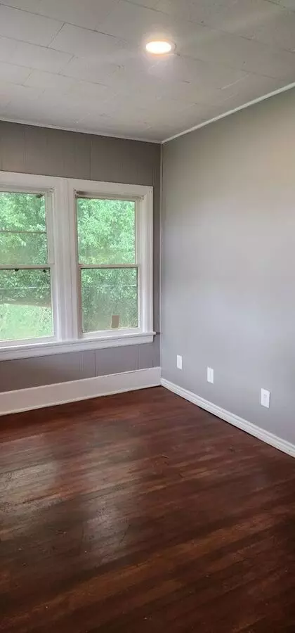 House + 0.5 acres for Lease In Manor photo 3