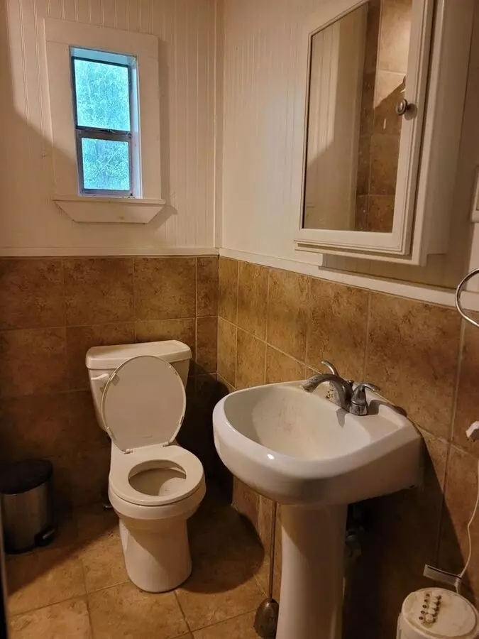 House + 0.5 acres for Lease In Manor photo 5