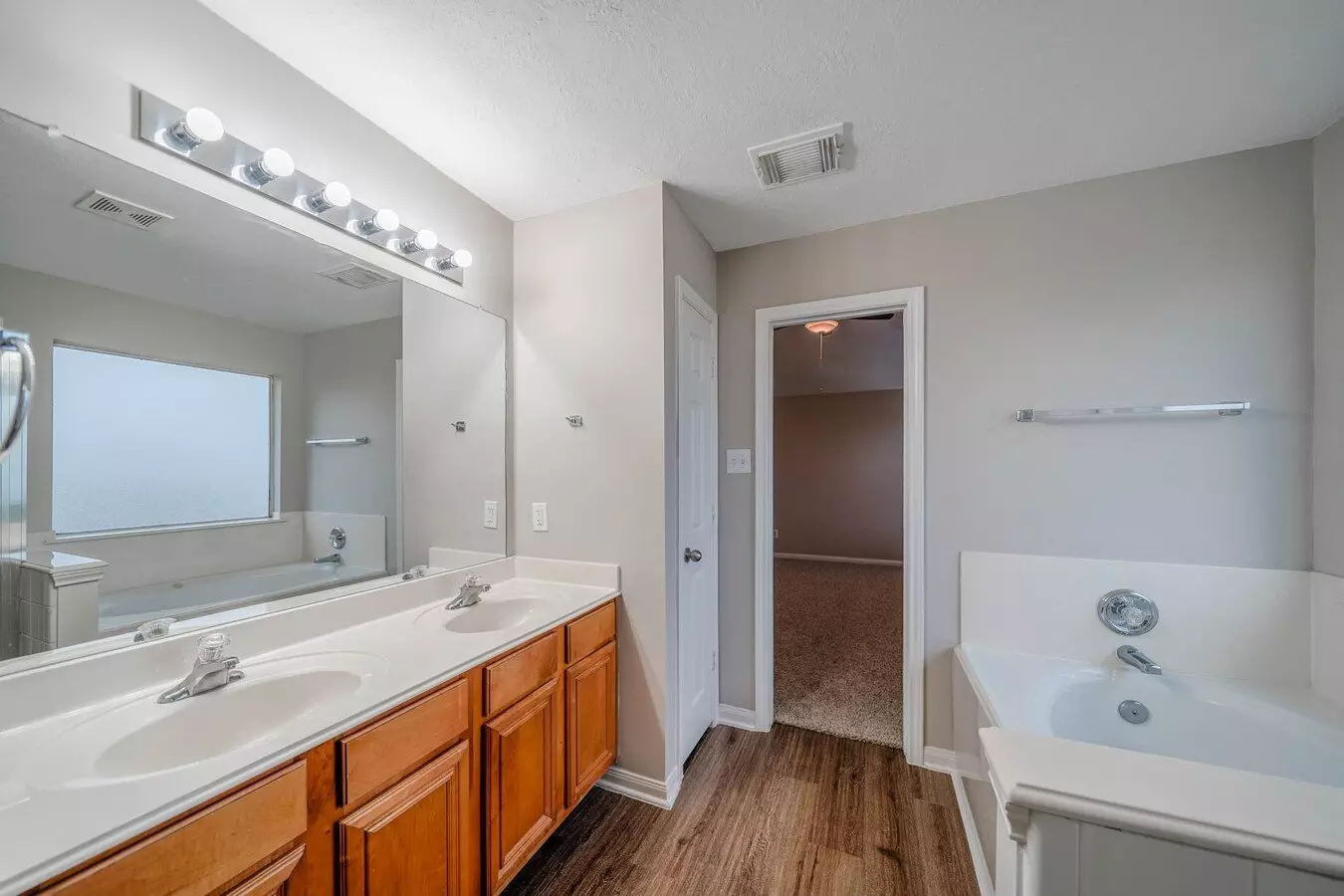 121 Rodeo Drive, Manvel, TX 77578 photo 2