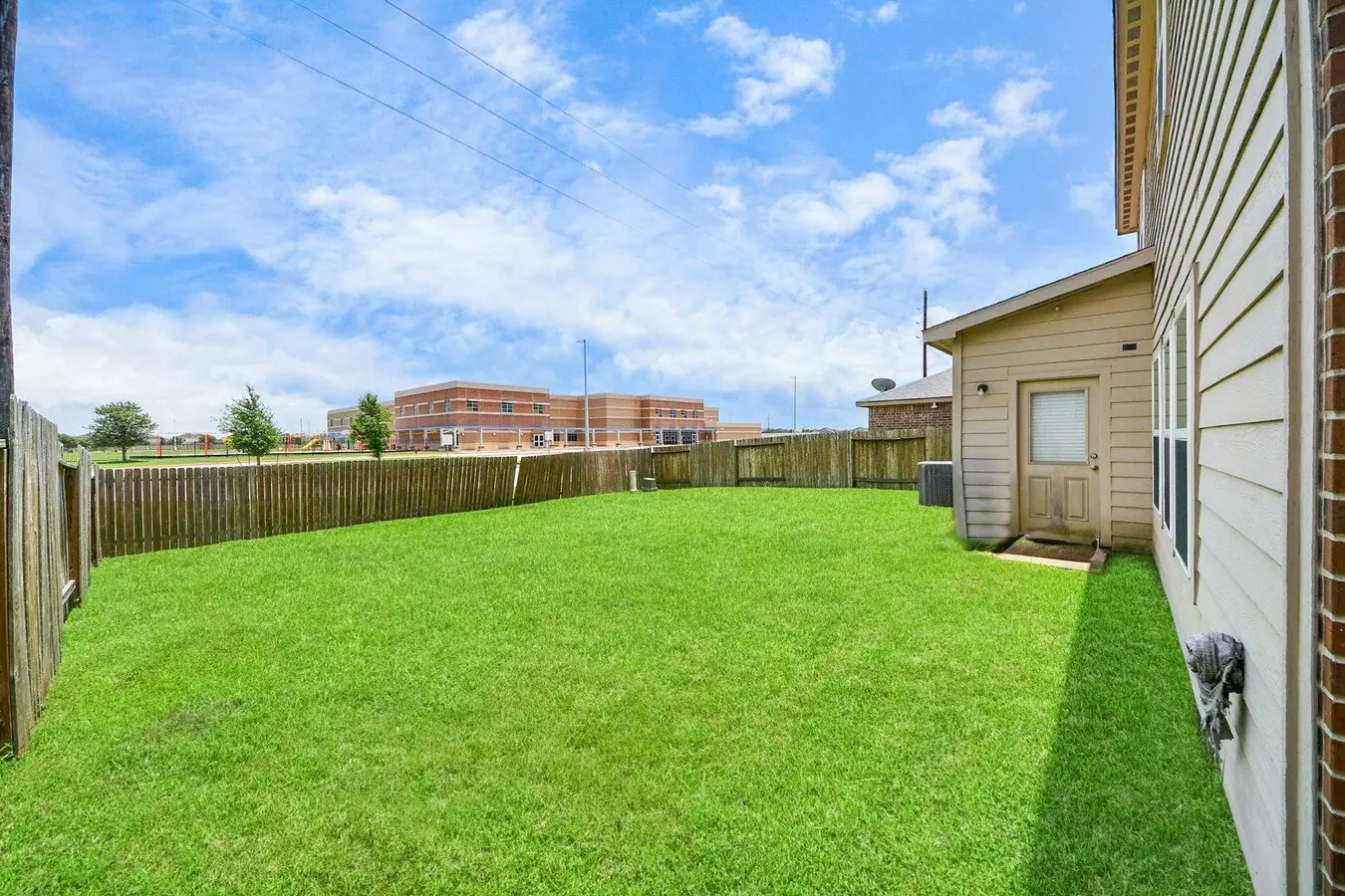 9423 Grand Spark Drive, Iowa Colony, TX 77583 photo 2