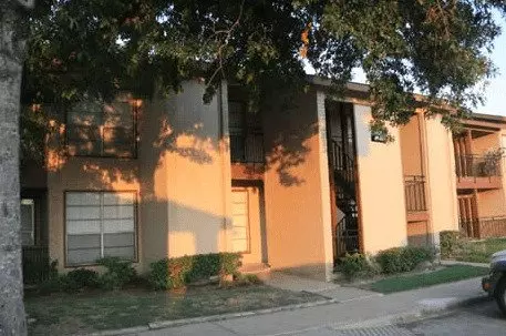 Twin Oaks photo 2