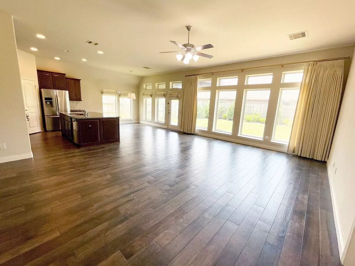 2302 Lost Bridge Lane, Pearland, TX 77584 photo 4