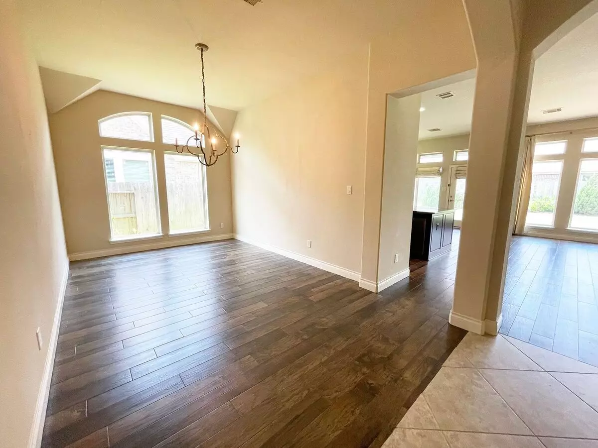 2302 Lost Bridge Lane, Pearland, TX 77584 photo 3