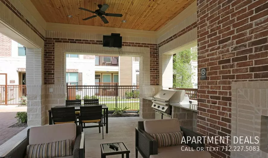 337 Forest Center Drive, Kingwood, TX 77339 photo 2