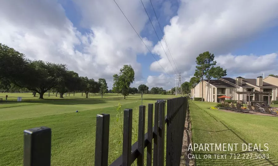 207 Golfview Drive, Richmond, TX 77469 photo 3