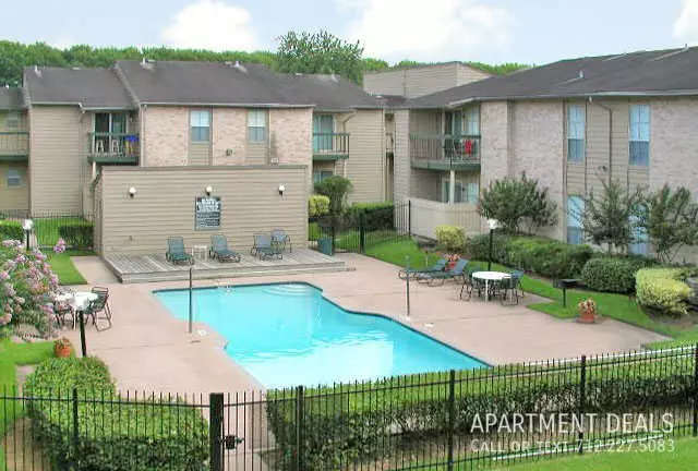2907 Airport Avenue, Rosenberg, TX 77471 photo 4