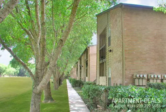 2907 Airport Avenue, Rosenberg, TX 77471 photo 3