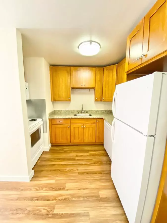1700 Summit Avenue Summit@northwestapartments.com photo 3