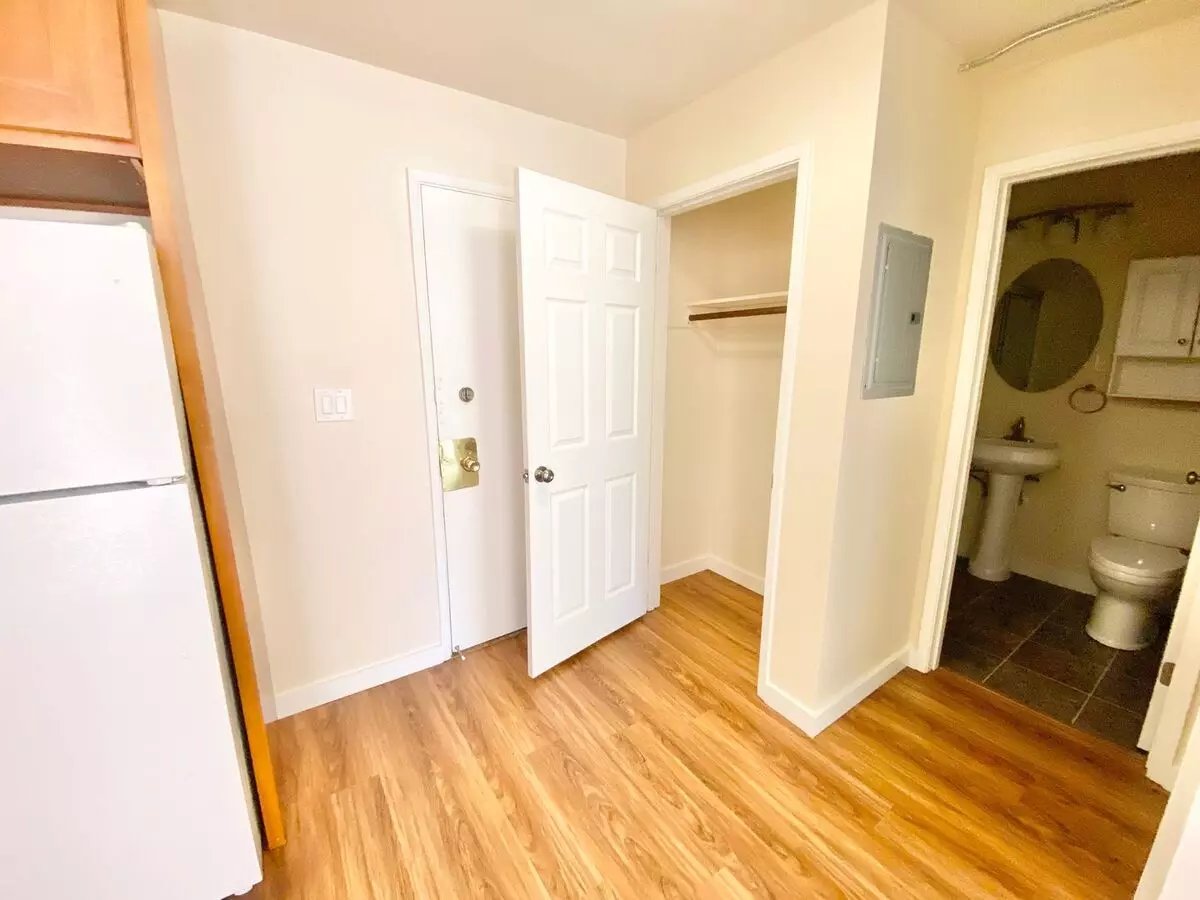 1700 Summit Avenue Summit@northwestapartments.com photo 2