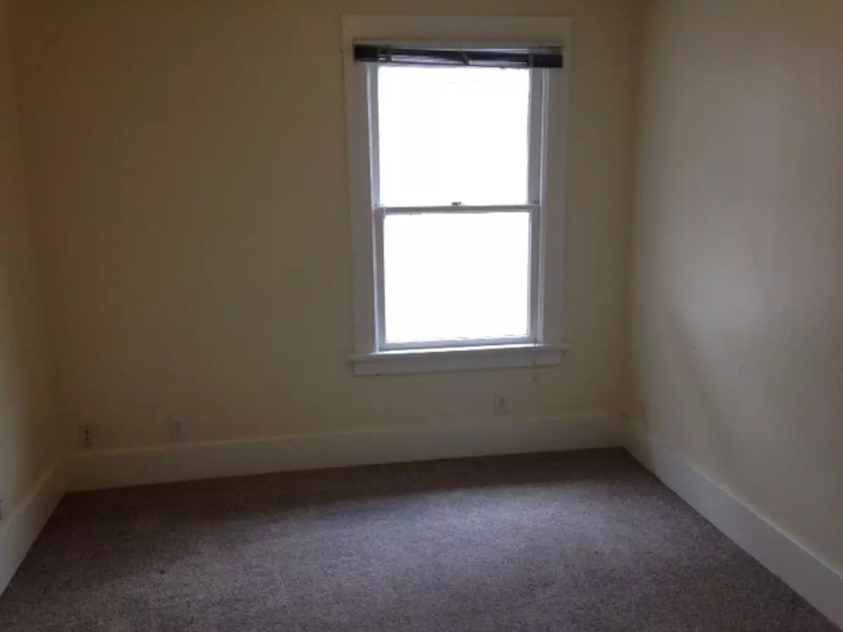 4736 18th NE photo 4