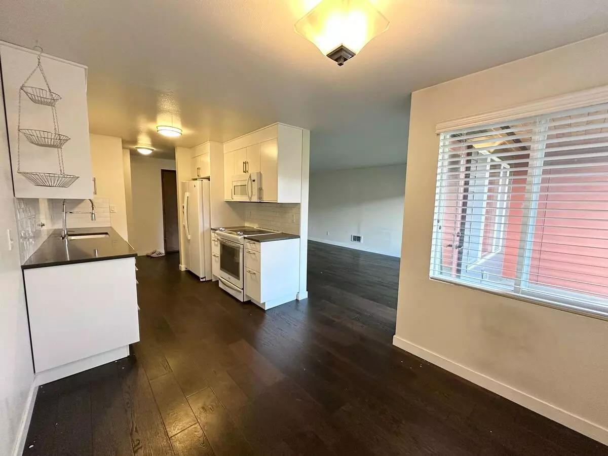 Sand Point Condo With Amenities! photo 3