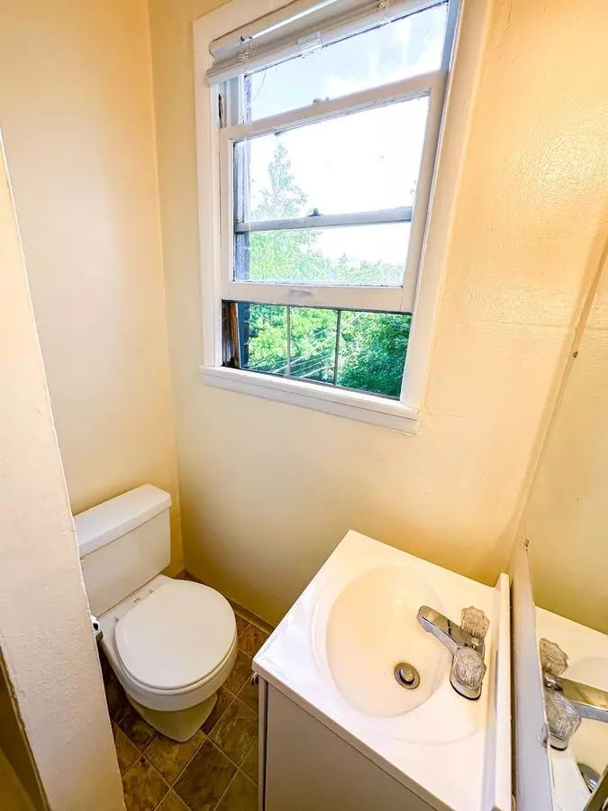 910 E. Mercer/605 10th Ave. E JenniferAnneApts@northwestapartments.com photo 5