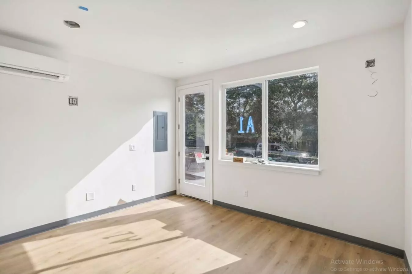 Husky Urban Living - Brand New 8B Near Uw! photo 5