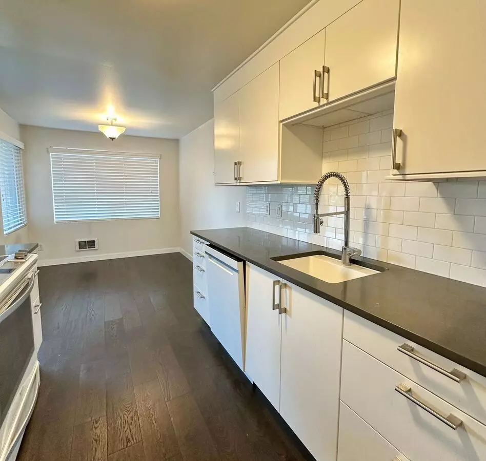 Sand Point Condo With Amenities! photo 5