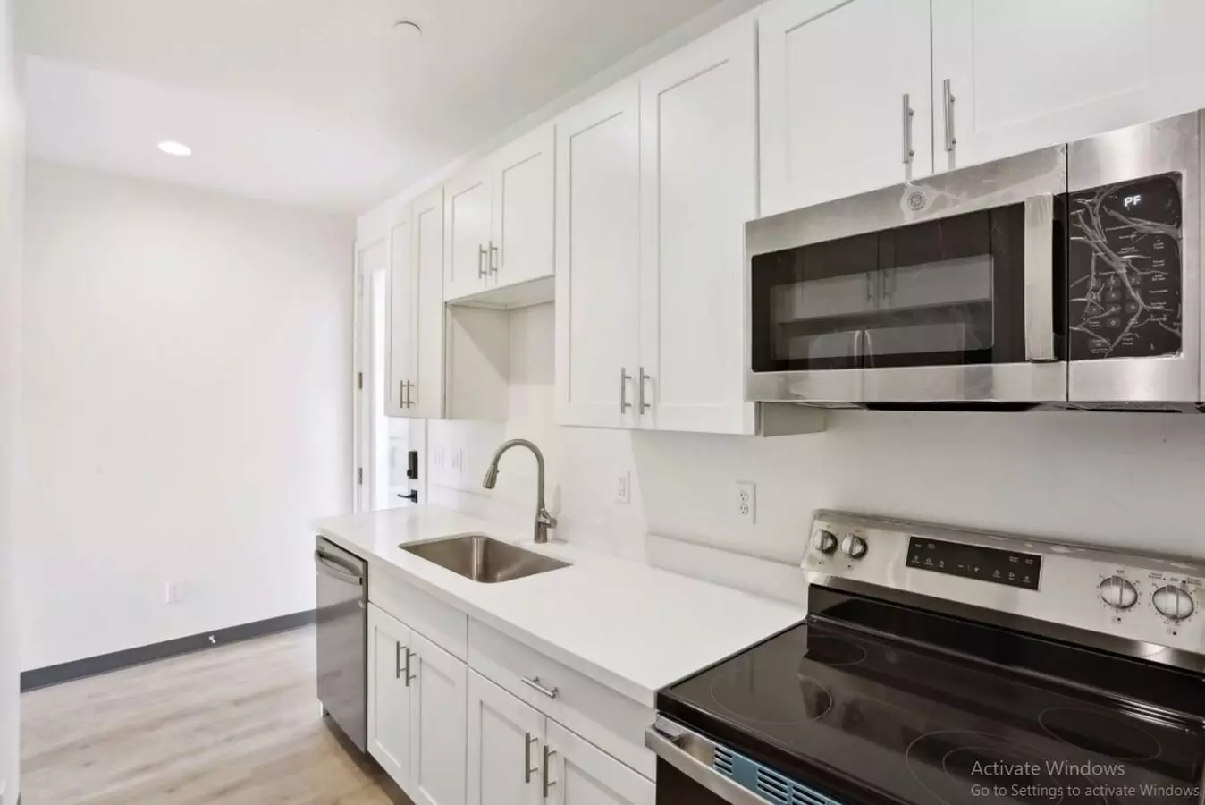 Spacious Townhome – Husky Now Leasing! photo 5
