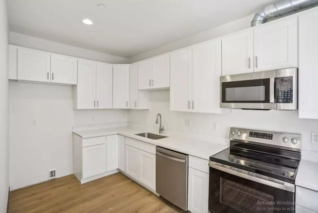 Spacious Townhome – Husky Now Leasing! photo 3