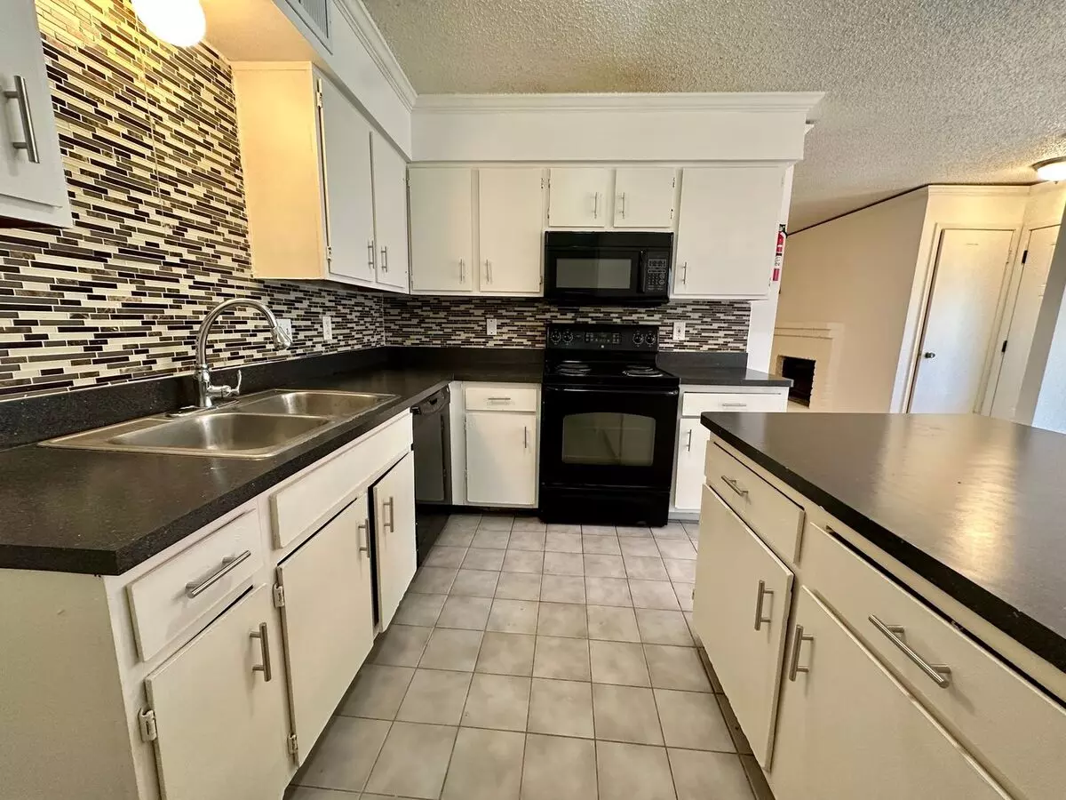 For Lease | 2 Bed, 1.5 Bath | 900 Sq Ft | Meadow Village photo 2
