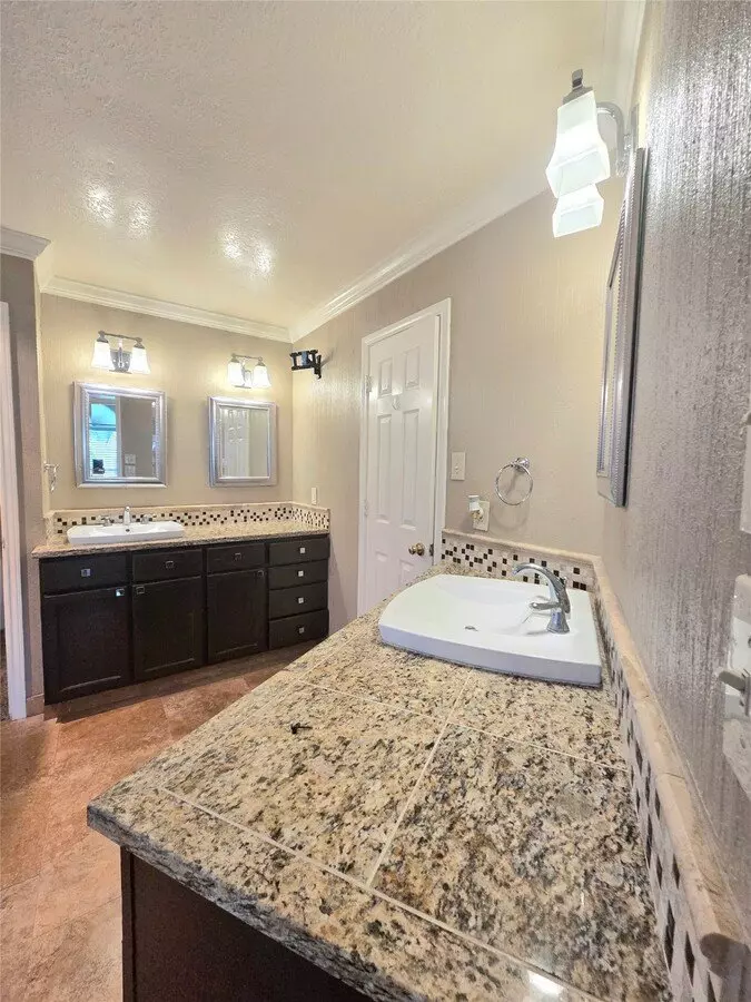 107 High Meadows Drive, Sugar Land, TX 77479 photo 2
