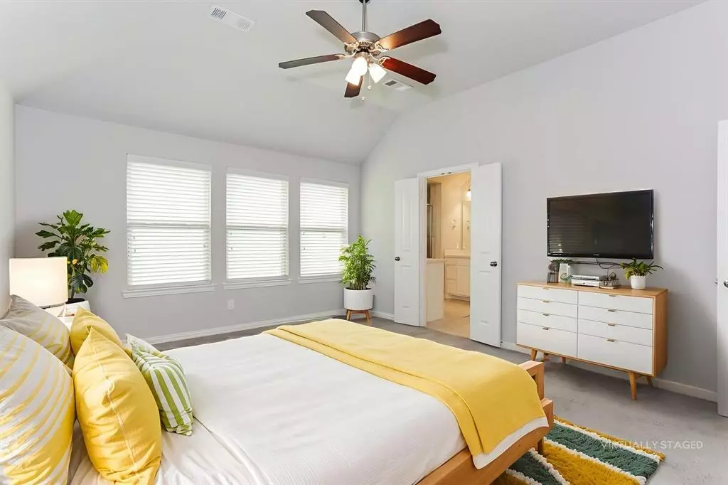 120 Knight Of Realm Blvd photo 2