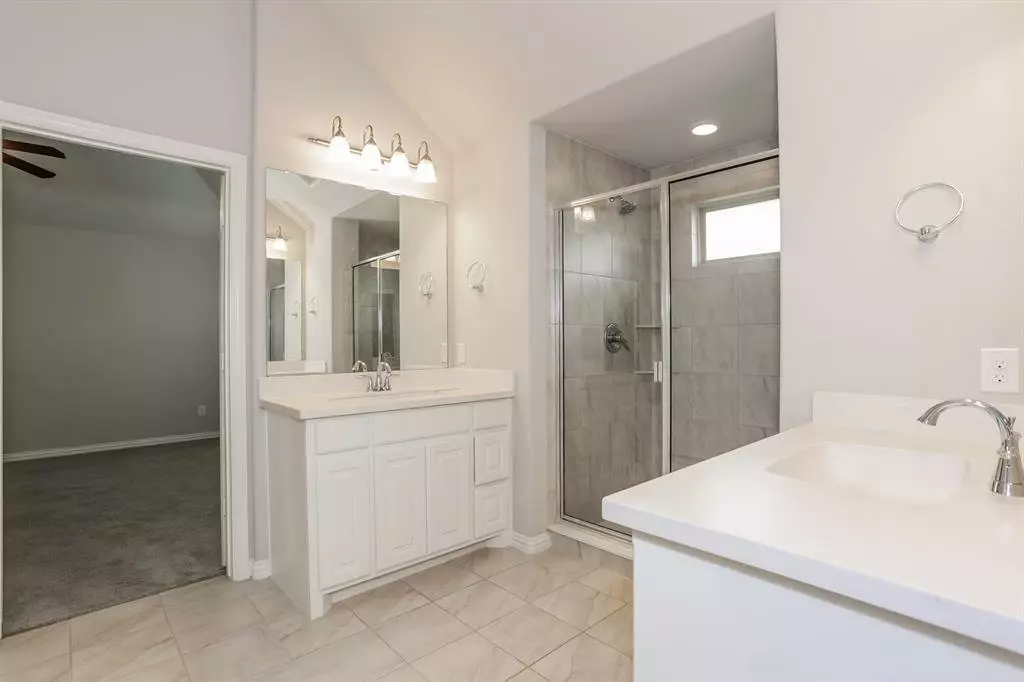 120 Knight Of Realm Blvd photo 3