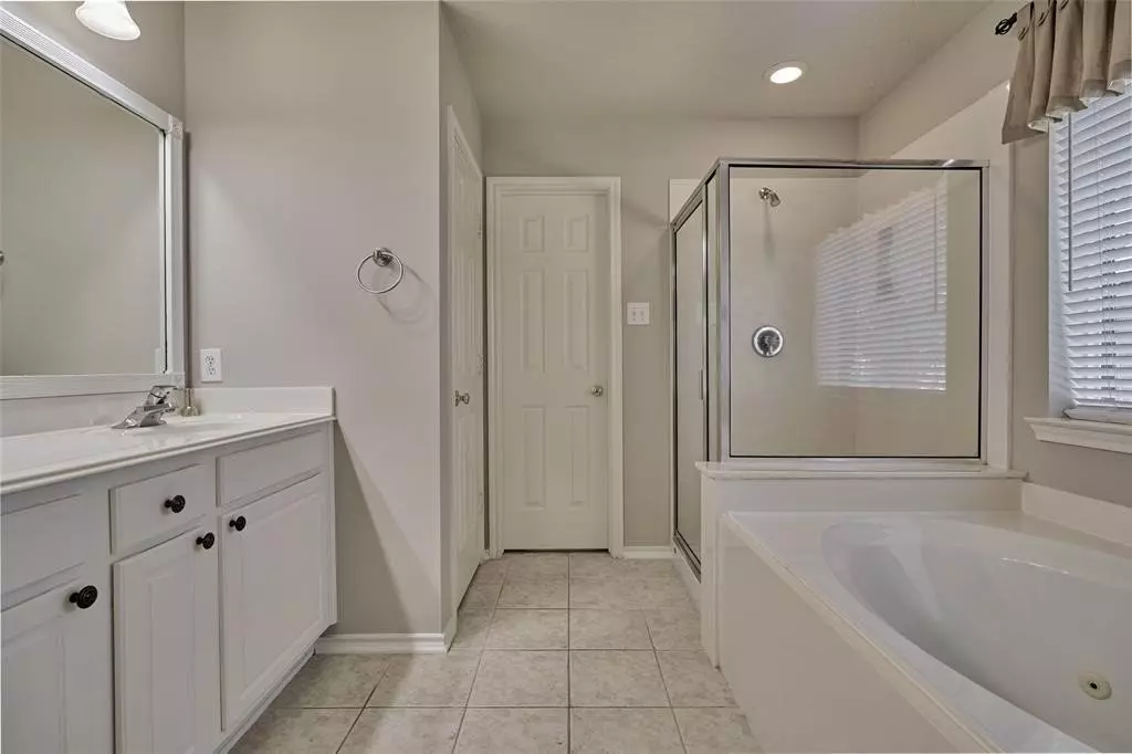 135 North Wynnoak Circle, Spring, TX 77382 photo 3