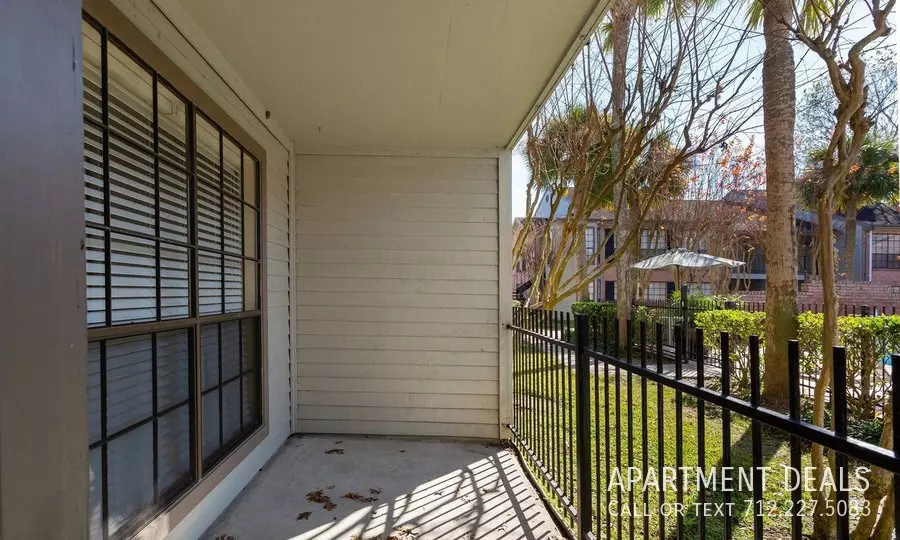15651 Eastcape Drive, Webster, TX 77598 photo 3