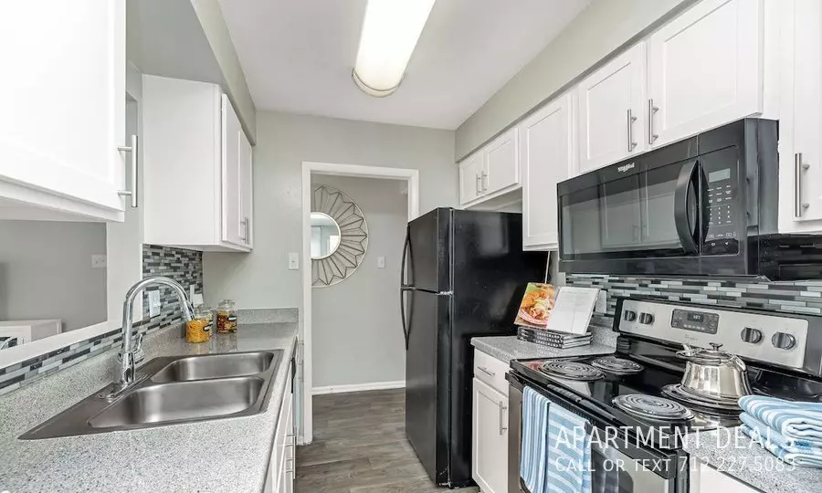 662 Barringer Lane, Webster, TX 77598 photo 3