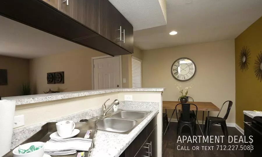 702 Pineloch Drive, Webster, TX 77598 photo 3