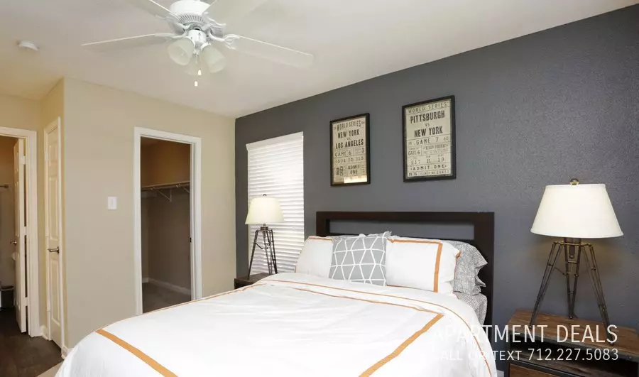 702 Pineloch Drive, Webster, TX 77598 photo 4